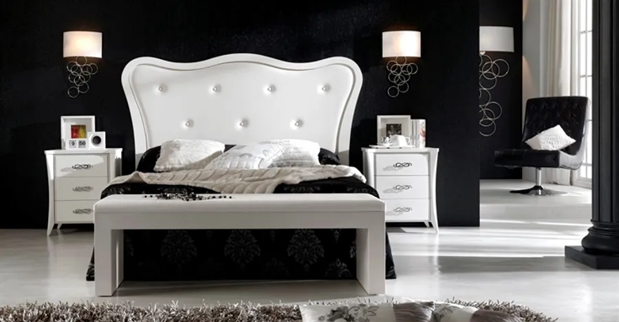 Dormitorio con cabecero tapizado blanco